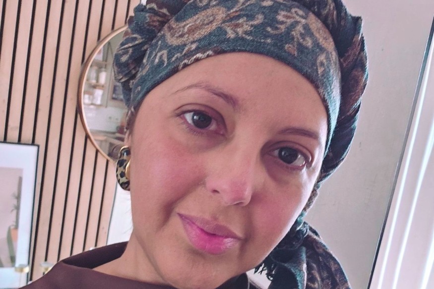 Anor : Fatima lutte contre un cancer et vend des pin’s pour financer une prothèse capillaire.