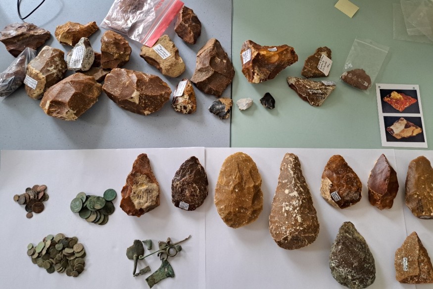 Saisie de 280 objets archéologiques à Saint-Quentin : un collectionneur dans le viseur des douanes.